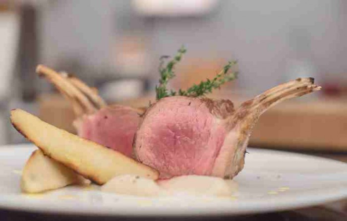 Carré di agnello inglese con crema di topinambur e patate americane