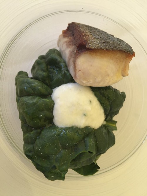 Da Ninì a Bacoli, benvenuto di ricciola, spinaci e spuma di mozzarella