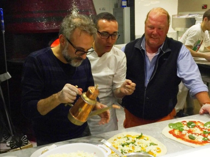 Massimo Bottura fa la pizza da Sorbillo con Batali