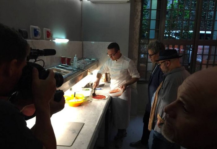 MasterChef a Napoli, Gino Sorbillo mentre prepara una pizza 