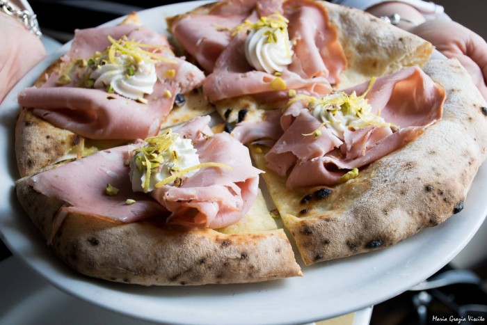 Pizza mortadella e pistacchio di Franco Pepe