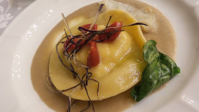 Raviolone di baccalà e provola affumicata su purea di melanzane e pomodorino del piennolo del Vesuvio. Cuoca dell'alleanza: Enza Perna, ristorante La Ripa, Rocca San Felice (Av)