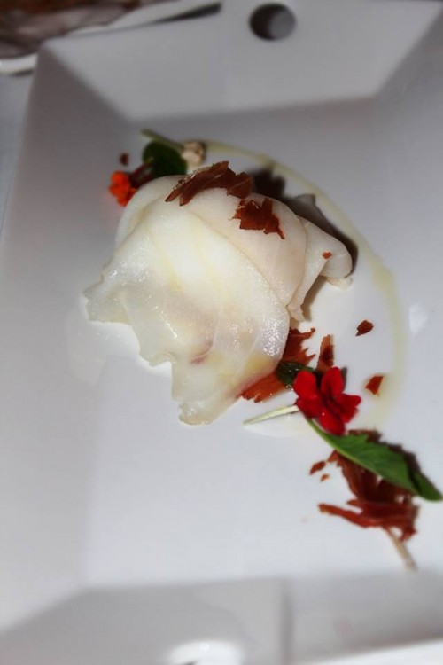 S’Apposentu di Casa Puddu, gelato di cipolle del campidano con ricciola di fondale affumicata in casa e prosciutto croccante