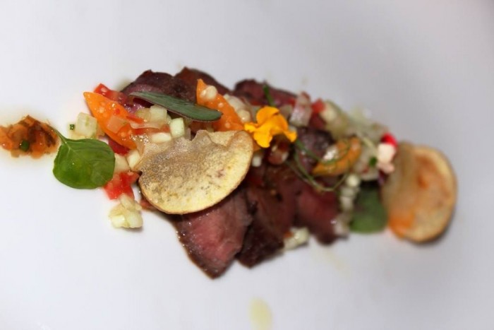 S’Apposentu di Casa Puddu, pecora arrostita alle spezie con insalatina agra e vinaigrette ai capperi