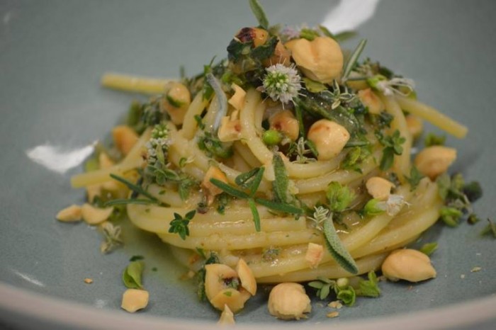 Spaghetti con colatura di alici di Cetara, nocciola Tonda di Giffoni ed erbette del Monte Stella