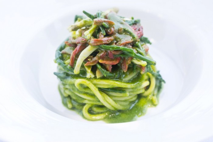 Christoph Bob: spaghettoni Rummo con ortica, cannolicchi e salicornia