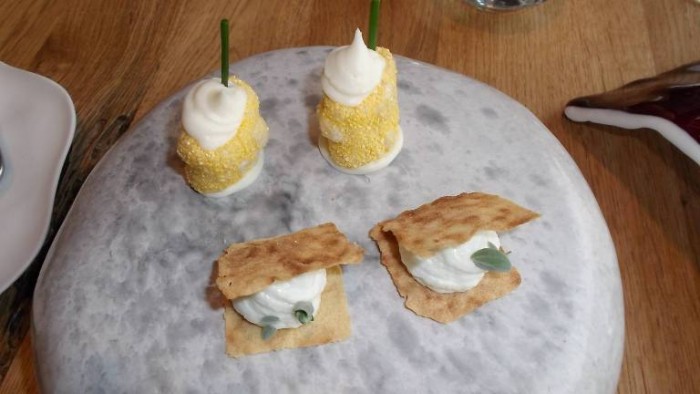 Alice Ristorante, pane carasau con baccakà mantecato e pacchero fritto con mousse di parmigiano ed erba cipollina