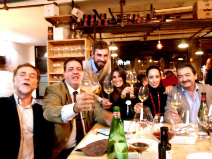 In Cantiere, parte del gruppo Slow Wine, da sx Alberto Capasso, Luciano, Simone Lucchesani, Adele Granieri, Teresa Mincione ed Ugo Baldassarre