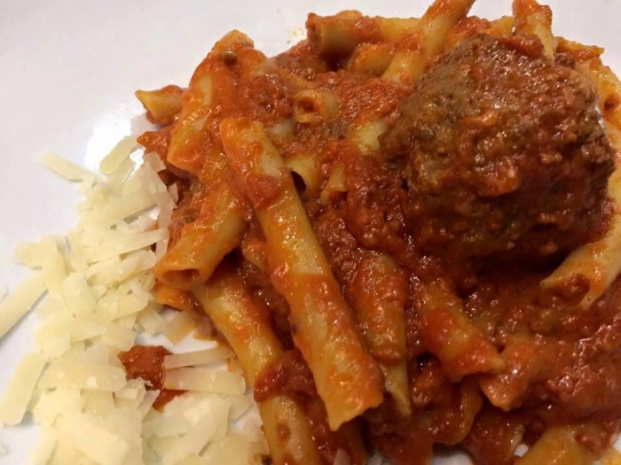 La Speluca. Ziti spezzati con ragù di polpette
