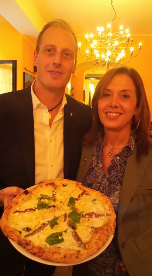 Massimo e Lorella Di Porzio e la pizza corricolo con mozarella e alici di menaica