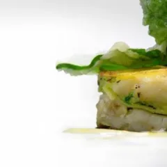 Tortino di baccalà e patate con foglie di spinaci in tempura e salsa di ceci all’olio