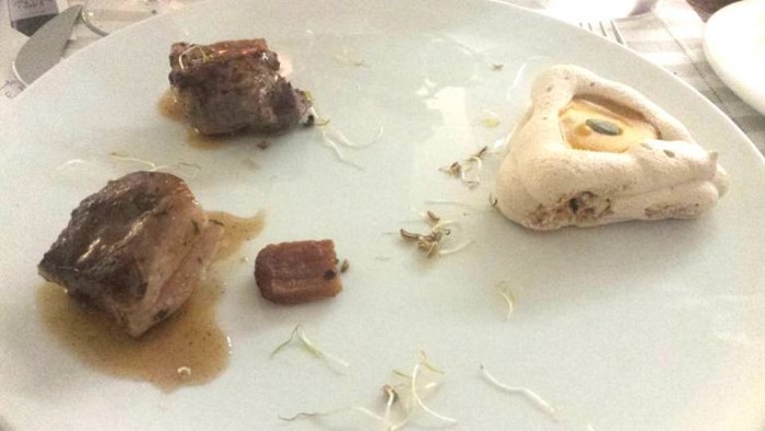 cubi di maialino nero casertano arrosto con cestino di meringa all’aceto balsamico e crema di zucca
