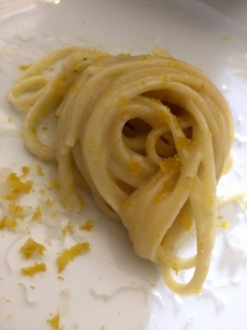 Re Baldovino, linguine con provolone del monaco e bottarga