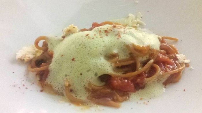 spaghetti Dolce Vita con pomodorini del piennolo del Vesuvio confit, infuso alla menta e prezzemolo leggermente piccante