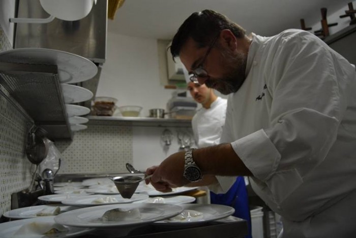 Angelo Sabatelli durante la preparazione di “Seppia, Allievo, Mandorla e Limone”