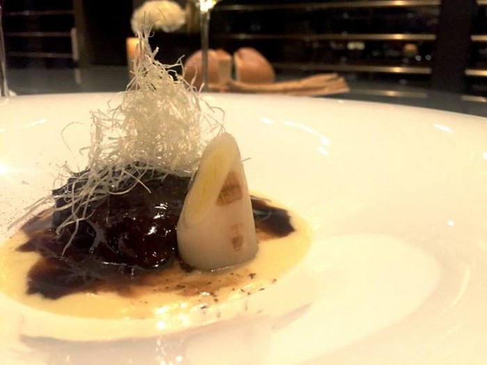 Armani, GUANCIA, brasata, fonduta di comté, porri e cacao