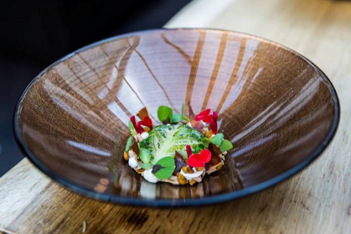 Capperi, cavolo, prosciutto “Joselito”, granchio speziato, foie gras