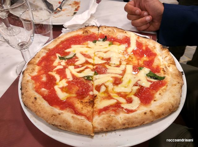 Carmnella. Pizza margherita tradizionale