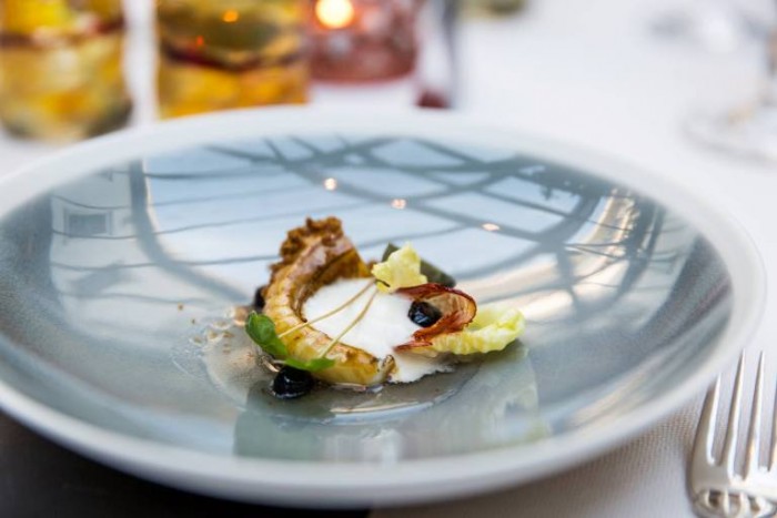 Coda di rospo, lomo “Joselito”, mirtilli, succo di cavolo fermentato