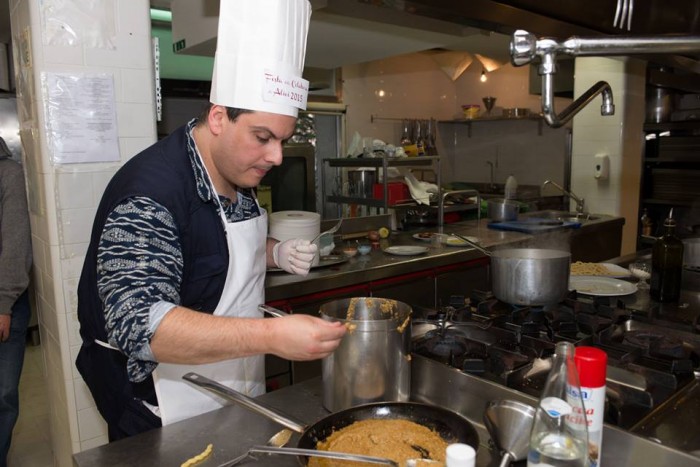 Concorso gastronomico “Ezio Falcone”, Marco Contursi mentre completa la preparazione del piatto