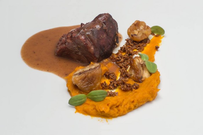 Guancia di Manzo Nostrano Cotto a Bassa Temperatura con la sua Salsa all’Amaro Lucano, Zucca e Caldarroste” di Vitantonio Lombardo (ph Lello D'anna)