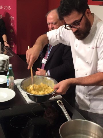 Monosilio manteca la carbonara fuori dal fuoco