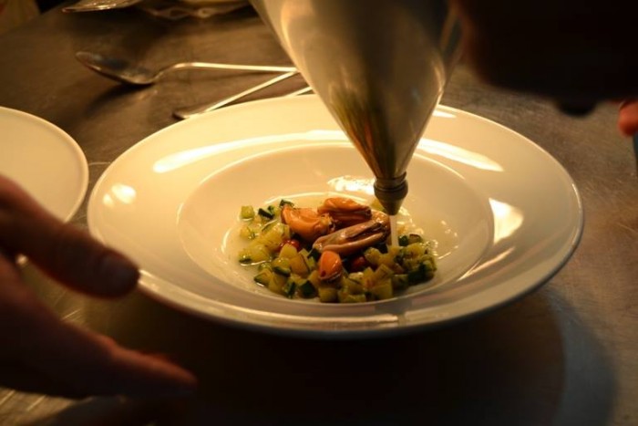 La preparazione di Riso, Patate e Cozze “Essenziale” di Angelo Sabatelli