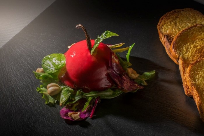 “Mela Gras Mousse di Fegatini di pollo in Gelatina di Mela Annurca su Misticanza e Nocciole di Giffoni” di Vitantonio Lombardo (ph Lello D'anna)