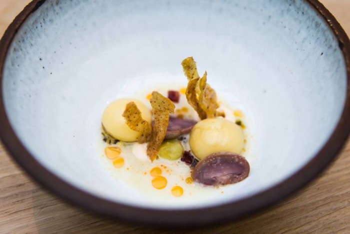 Ravioli di formaggio Epoisses, succo di patata, reni di coniglio, chorizo “Joselito”