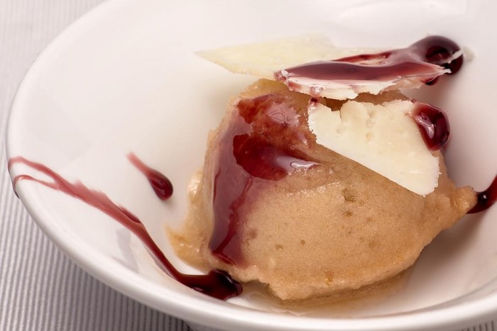 “Sorbetto alla Pera con Canestrato e Caramello D’Aglianico” di Vitantonio Lombardo (ph Lello D'anna)