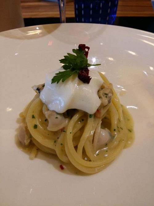 Tre Olivi, spaghettoni aglio e olio con peperoni cruschi, vongole ed infuso di baccalà