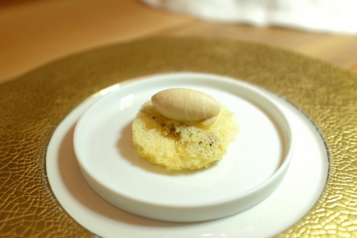 Bottura, aula in carpione, Borlengo e coniglio, baccalà mantecato: i benvenuti della cucina