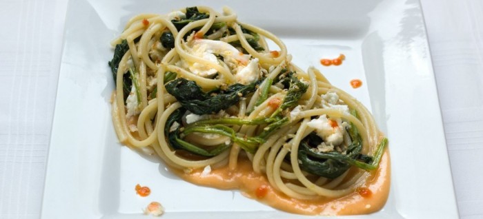 Bucatini con senape selvatica e stracci di Bufala su “pane e pomodoro” e briciole piccanti