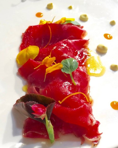 Come un carpaccio: vitello marinato al caffè e cumino montano.