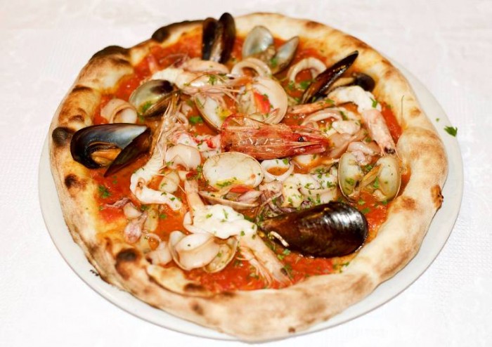 Da Lucrezia, pizza con frutti del mare Ionico
