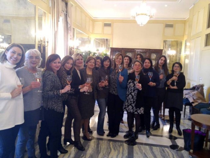 Foto di gruppo dopo l'elezione di Lorella Di Porzio come delegata regionale dell’Associazione Le Donne del Vino della Campania