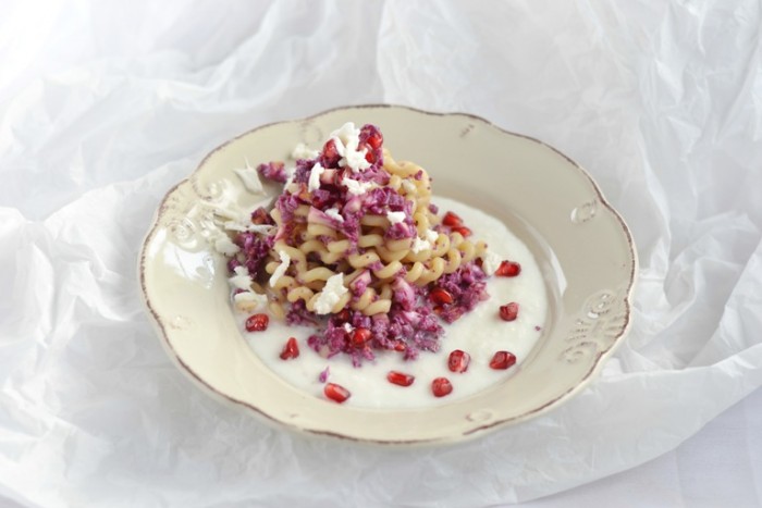 Fusilli con cavolfiore viola e melagrana su bufala liquida