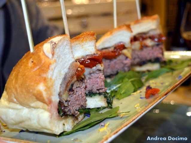 Gigione a Pomigliano. Il primo panino. Hamburger di Marchigiana, rucola, pomodorini semi-dry,pecorino ai pistacchi di Bronte e pancetta di maialino nero casertano.