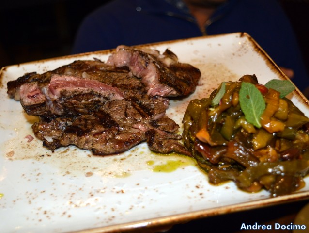 Gigione a Pomigliano. La costata di Marchigiana frollata più di 40 giorni, servita con peperoni.