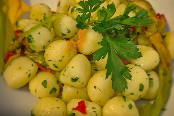 Gnocchetti di patate alla colatura di alici e fiori di zucca