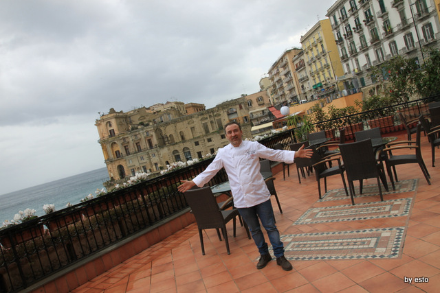 Il nuovo Palazzo Petrucci a Villa Donn'Anna. il terrazzo e Lino Scarallo