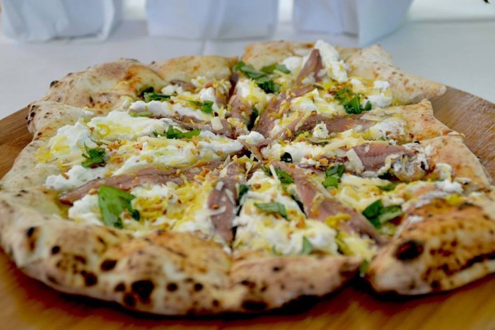 La pizza di Giovanna Esposito con ricotta di bufala, acciughe, buccia di limone, conciato romano, granella di nocciole, basilico