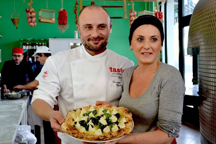 La pizza di Ilaria Aulicino con broccoli saltati con acciughe, baccalà mantecato, cedro, fior di latte