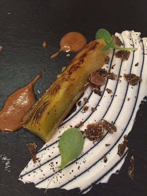 Piazzetta Milù, porro arrosto su yogurt di bufala, nocciola, tartufo nero
