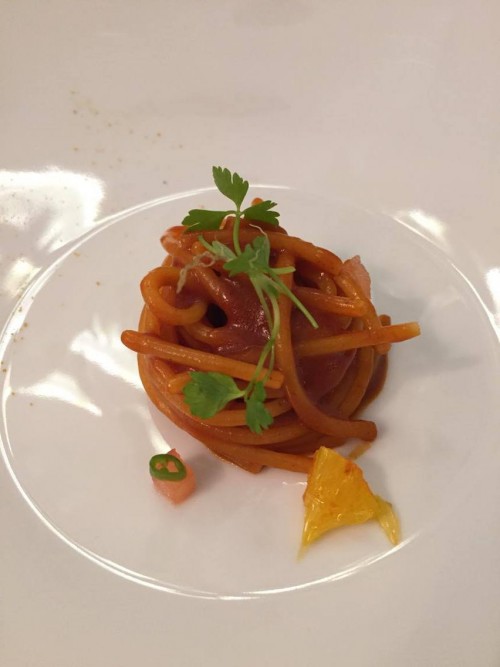 Piazzetta Milù, spaghetto al ragù di moscardino, arancia e japaleno