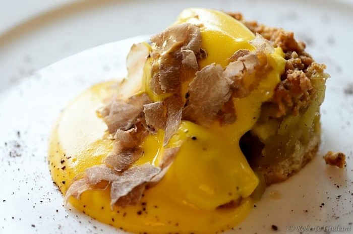 Ristorante Il Pascoli, mousse di cioccolato bianco, biscotto croccante con granella di marron glacé, melograno e pere caramellate