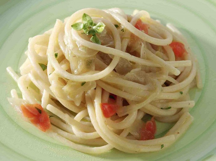 Spaghetti Senatore Cappelli con cipollotto e peperoncino di Aimo e Nadia - immagine tratta da www.italiasquisita.net