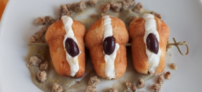 Spiedino di Babà Mignon alla Mousse di Mozzarella di Bufala Affumicata su Crema di Carciofi Croccante