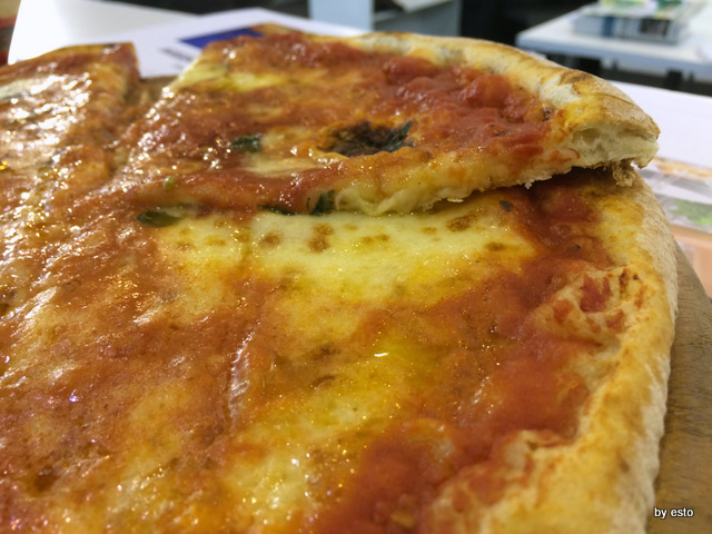 Vanvitelli Pizza & Food Gourmet.  Mauro Ramirez Pizza surgelata. La pizza pronta per essere mangiata. Struttura