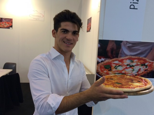 Vanvitelli Pizza & Food Gourmet.  Mauro Ramirez Pizza surgelata. La pizza  riuscita dal forno